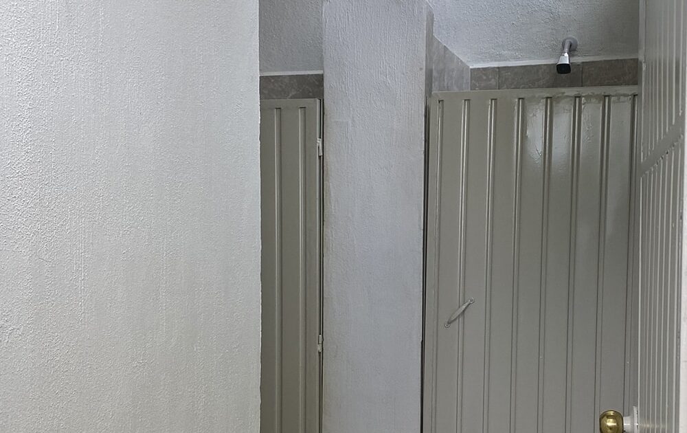 Regaderas en albergue para menores