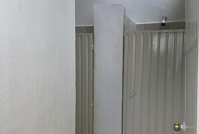 Regaderas en albergue para menores