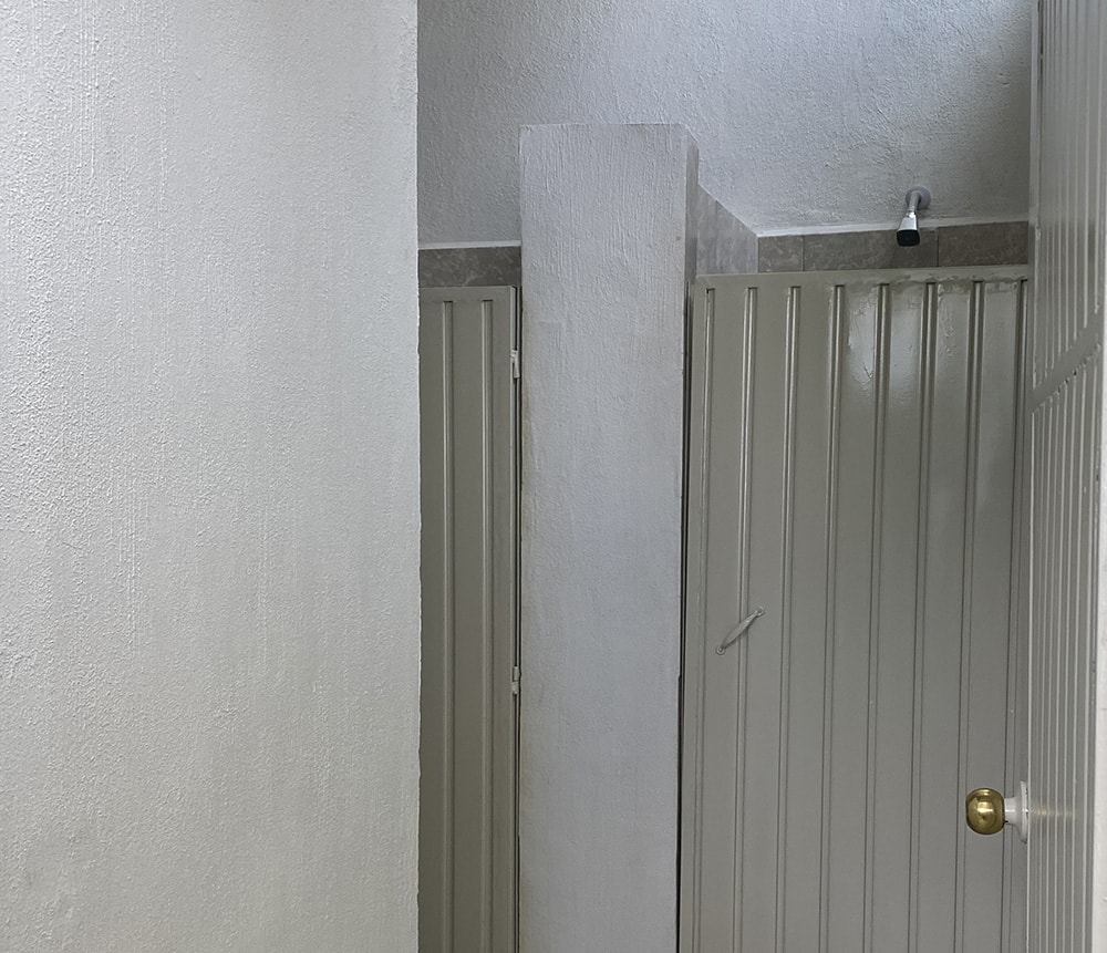 Regaderas en albergue para menores