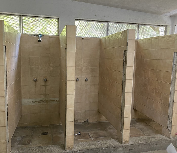 Regaderas en albergue para menores