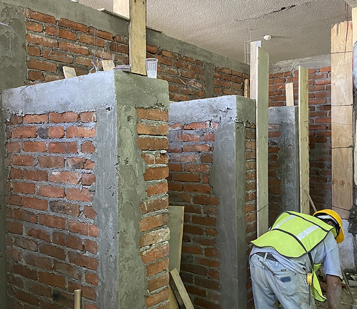Regaderas en albergue para menores